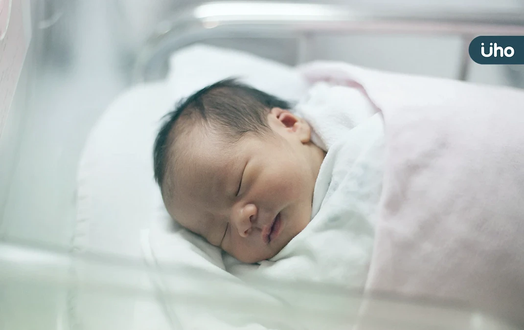 嬰兒常嗆奶恐因「奶嘴大小」挑錯？兒科醫揭「新生兒照護」4常見情況