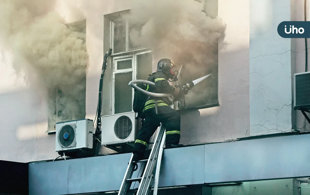 高樓火警如何自保？專家揭「火場逃生」1關鍵：先看「此處」是否危險