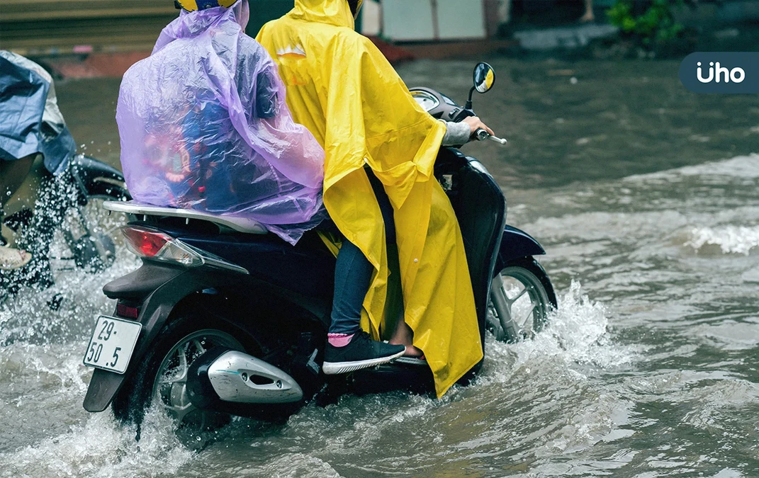 颱風天出門，需要注意什麼？噴到雨水「千萬別揉眼睛」恐釀結膜炎