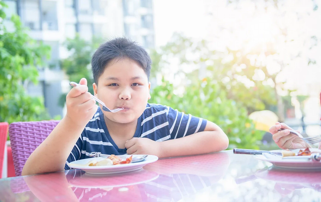 別再以為「小孩吃肥」是健康胖！醫揭兒童肥胖迷思：恐成長不高元兇