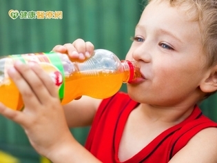 小孩愛喝含糖飲料　糖尿病越早發生越慘！