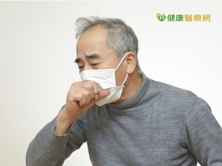 感冒、空汙咳不停? 7旬伯肺部驚傳「連續爆裂音」