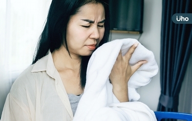 衣服汗臭、霉味洗不掉?家事達人曝「洗衣3地雷」快用1神物除臭