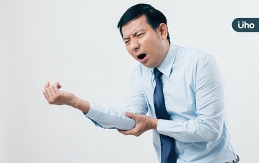 手肘痠痛難根治,原因竟有6種!先看關節痛哪側「中醫針灸有解」