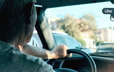 失智的人可以開車嗎?醫師揭「1評估關鍵」這樣看駕駛能力