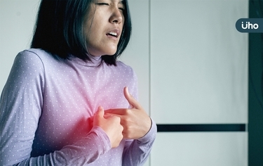 「胃食道逆流」讓喉嚨、口腔、牙齦全發炎!她吃不下東西暴瘦5公斤