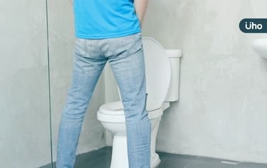 不只排尿不順!醫曝「這症狀」恐已是攝護腺肥大末期,嚴重須洗腎