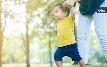小孩學步卻一直跌倒?醫籲:可能是「這問題」6個月大就會有徵兆