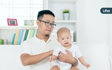 親餵、瓶餵都好！昆凌曝夫妻育兒分工：周杰倫是好用的拍嗝工具