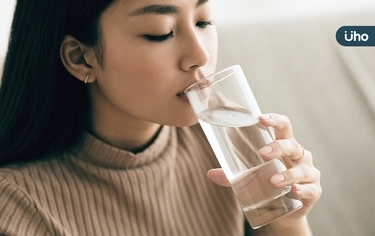 心情不好，可能是因為水喝太少？醫師親揭：水該「這樣喝」才正確