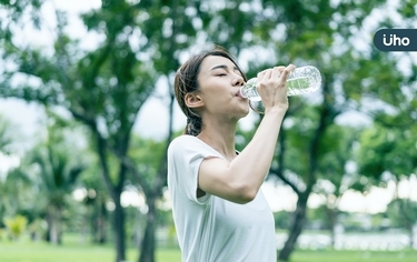 總是口乾舌燥，喝再多水還是很渴？中醫揭「4大缺水體質」你是哪種