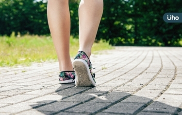 走路姿勢錯，小心全身關節痛！專家教你「用這步伐」走路對腰最好