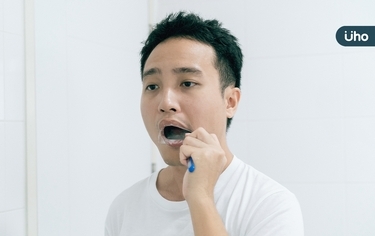 他刷牙見「舌頭白斑」以為食物殘渣,半年後竟癌變!醫警告別輕忽