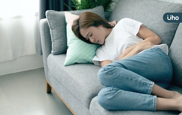 頭暈、爆痘、好想睡⋯都是月經前兆!小心8大「經前症候群」惹禍