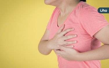 胸部腫脹、刺痛，會是乳癌警訊嗎？你一定要知道的「乳房痛」真相
