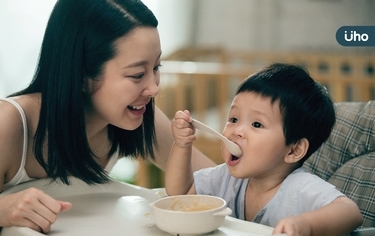 寶寶該吃副食品了嗎？食物一定要打成泥？營養師揭密吃副食品「3階段」