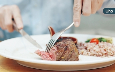 晚餐吃一塊牛排，就能補足整天蛋白質？營養師揭真相：只是吃脂肪