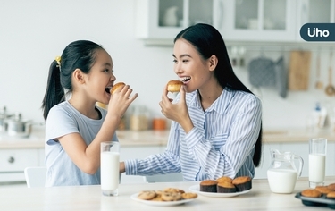 超怕孩子養成甜食依賴？爸媽必知3招不用戒糖「小放縱食物」這樣挑