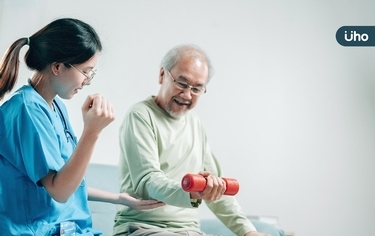 她30多歲卻「腦中風」右邊身體無法動⋯治療師親揭「中風後復健流程」