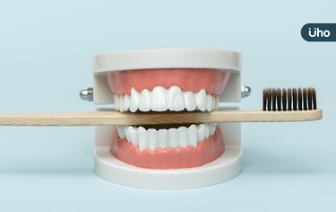 缺牙「戴假牙」不只幫助咀嚼！牙醫揭假牙「4大功能」還能改善發音