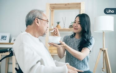 失智患者「忘了吃過飯」讓人抓狂？醫教2招別再回「剛剛已經吃過」