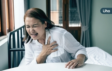 婦胸痛哀號「比生小孩還痛」吃藥也沒用!醫一掀衣驚見:是皮蛇上身