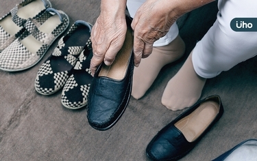 鞋越穿越大,竟是後天扁平足?醫揭2原因:易導致腰痛、足底筋膜炎