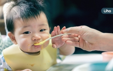 寶寶該什麼時候吃副食品？醫：●●個月大有「4跡象」就是最好時機