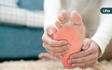 足底筋膜炎多久才會好？醫揭9成可治癒：做居家復健「5招」解腳底痛