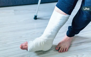 骨折吃什麼才能加速骨頭修復?醫:除了補鈣、蛋白質⋯別忽略「它」