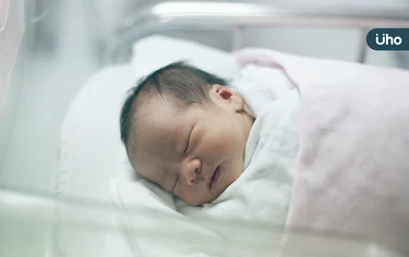 嬰兒常嗆奶恐因「奶嘴大小」挑錯？兒科醫揭「新生兒照護」4常見情況