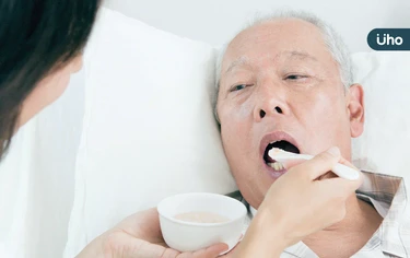 吞嚥困難、常沒食慾⋯長輩飲食照護「這7點」沒做到:當心嗆咳奪命
