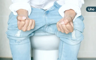 大便混浮油、食物殘渣⋯不只消化不良!醫揪3原因:恐腸胃功能出問題