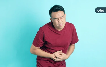 胃好痛⋯是胃潰瘍還是十二指腸潰瘍？醫揪「疼痛發作時間」1表分辨