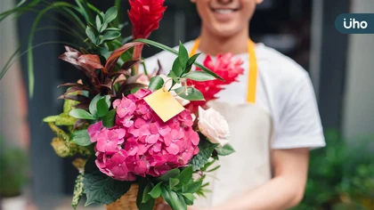 腦膜瘤成功移除 花店老闆重拾手藝自製花束贈醫護