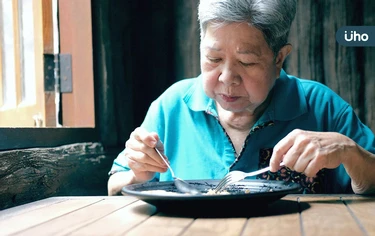 失智長輩亂吃東西,該怎麼處理?照護技巧「1句話」讓他自己吐出來