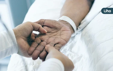 兒死前彌留,家人死不讓他走!心理師:死別不是放手,是做到「這件事」
