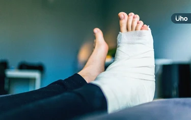 女騎車自摔「腳扭曲變形」險休克⋯醫揭「腳跟骨骨折」併發症超多