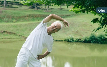 久坐看電視加速衰老！銀髮族5招「阻抗運動」每天●●分鐘健康變老