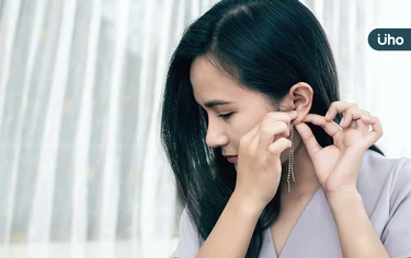 穿耳洞長出「蟹足腫」怎麼辦？整形醫揭「5種治療方法」防疤痕擴大