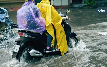 颱風天出門，需要注意什麼？噴到雨水「千萬別揉眼睛」恐釀結膜炎