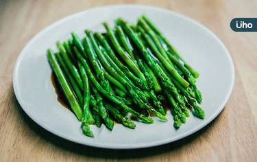 「蔬菜之王」蘆筍防癌、延緩失智!營養師教「最營養吃法」汆燙就好