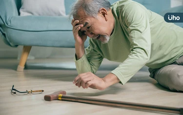 摔車撞傷頭休息一下就沒事?當心「腦出血」3警訊:頭痛超過●●週