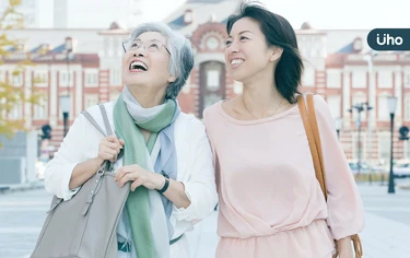 手機被偷、跌倒⋯帶長輩出國問題多?除了旅平險「這些保險」也要買