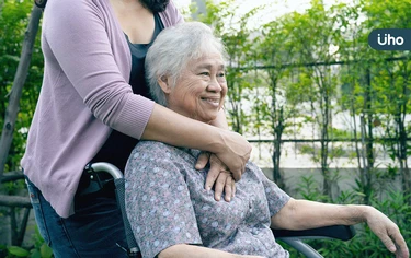 老奶奶患失智症,只記得美好回憶!醫揭「美麗型失智症」讓人幸福