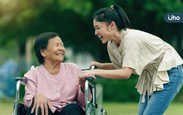 用心照顧失智家人,為什麼反而被討厭?居服員教「1招」讓患者安心