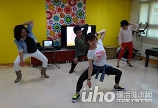 體適能+低熱量 近千人齊甩38公尺腰圍