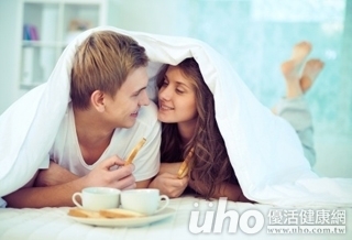 放下手機吧!研究:眼神有助加深夫妻感情