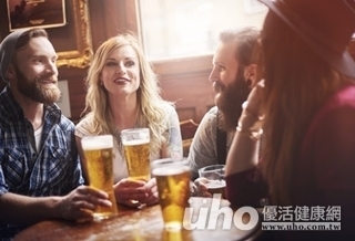 父母有酒癮 男孩上癮風險30%