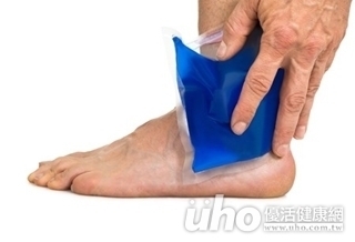 扭傷就冰敷?男睡著竟凍傷